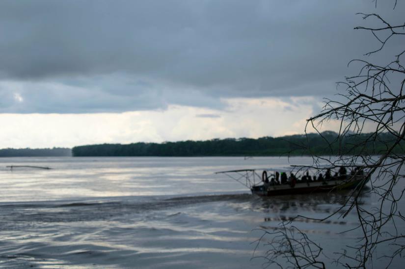 Tapiatpia, el primer bote solar en recorrer la cuenca del Amazonas, pasea a algunos de los habitantes de Sharamentsa después de su primer viaje