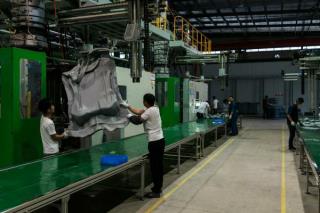Trabajadores de Liulong fabrican boyas para mantener a flote paneles solares. The New York Times