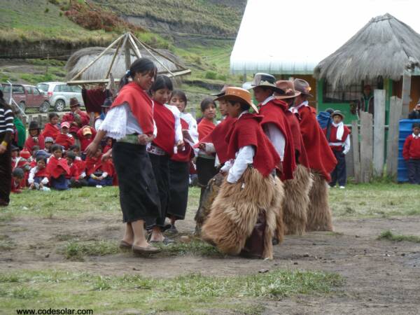 Bailes presentados con vistimientos tipicos por los alumnos indigenas