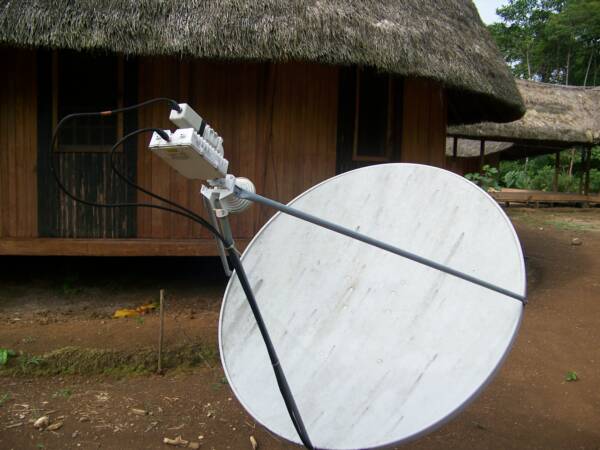 Internet por Satelite en la comunidad Shuar Yuwintz - Provinncia Morona Santiago