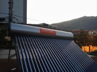 Instalación de paneles solares térmicos para duchas en el Hotel Sun Palace Atacames, EsmeraldasEl sistema solar garantiza el agua caliente de las duchas del hotel