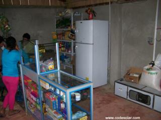 Refrigeradora, computadora y luces alimentados con paneles solares en Lorenzo 