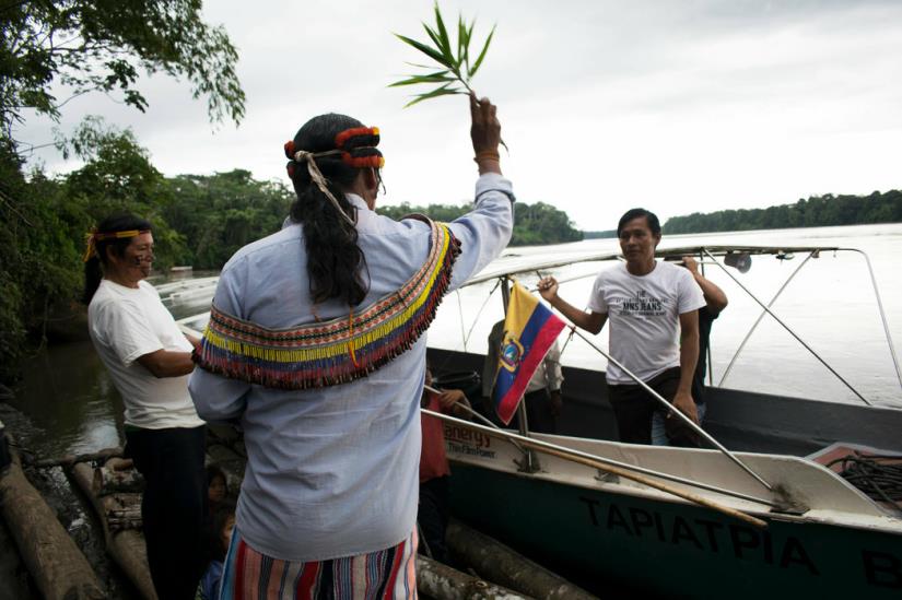 Guido Etsa, el chamán que propuso llamar al barco solar como el legendario pez eléctrico de los achuar, bendice a Tapiatpia al otro día de su viaje inicial