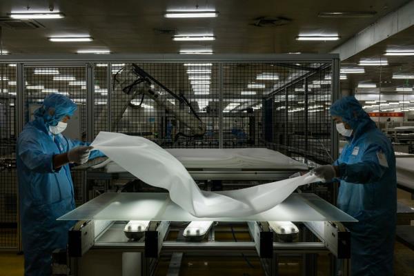 Trabajadores de JA Solar en Heféi, China, fabrican páneles para Sungrow. New York Times