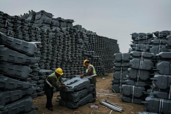 Trabajadores preparan las boyas New York Times